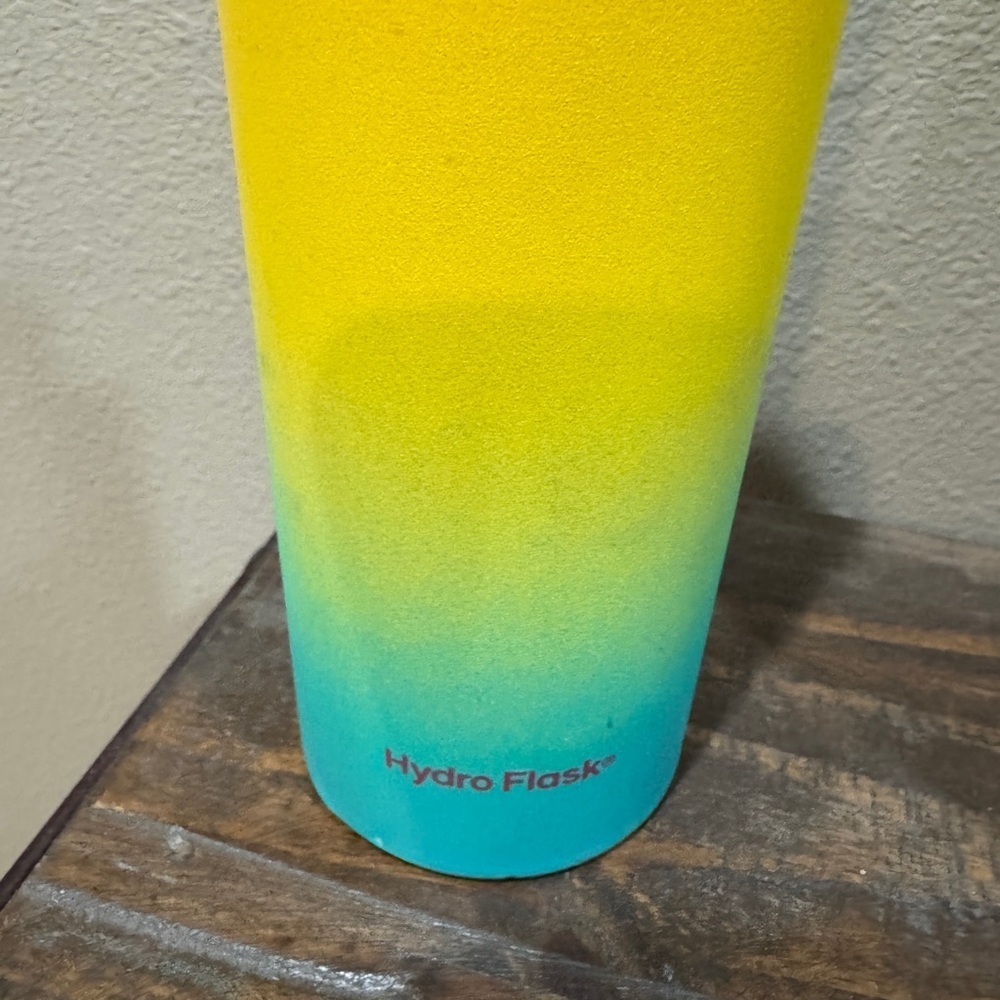 Hydro Flask Hawaiian shaved Ice 24oz| Limited Edition | Rainbow | Hawaii| - Picture 4 of 8